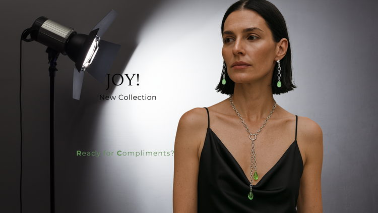 Model mit Designerschmuck Damen aus Österreich, handgefertigte Silberketten, Edelstahlketten und Ohrringe mit bunten Kristallen – Kristallschmuck Kollektion Joy von Hug the Lioness