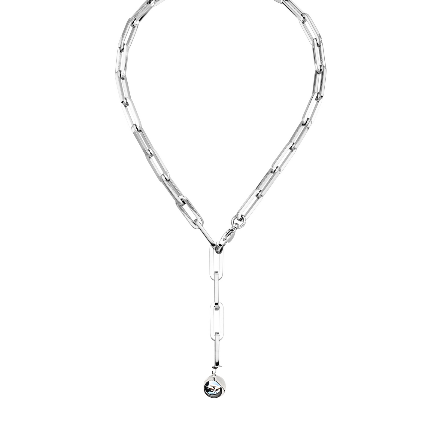 Moderne breite Y-Halskette aus Edelstahl mit länglichen Kettengliedern. Am Ende der Kette ist eine glänzende glatte Kugel von 20mm als Anhänger angebracht.Der Karabinerverschluss ist vorne flexibel zu schließen. Die Kette ist 55cm lang und 7mm breit. Hug the Lioness Edelstahlschmuck aus Österreich.