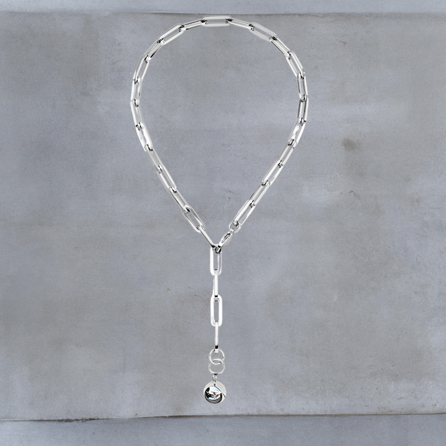 Breite Y-Halskette aus Edelstahl mit länglichen Kettengliedern in 55cm. Der Karabinerverschluss ist vorne flexibel zu schließen. Am Ende der Kette ist eine glänzende glatte Kugel von 20mm als Anhänger angebracht. Hug the Lioness Schmuck aus Österreich,