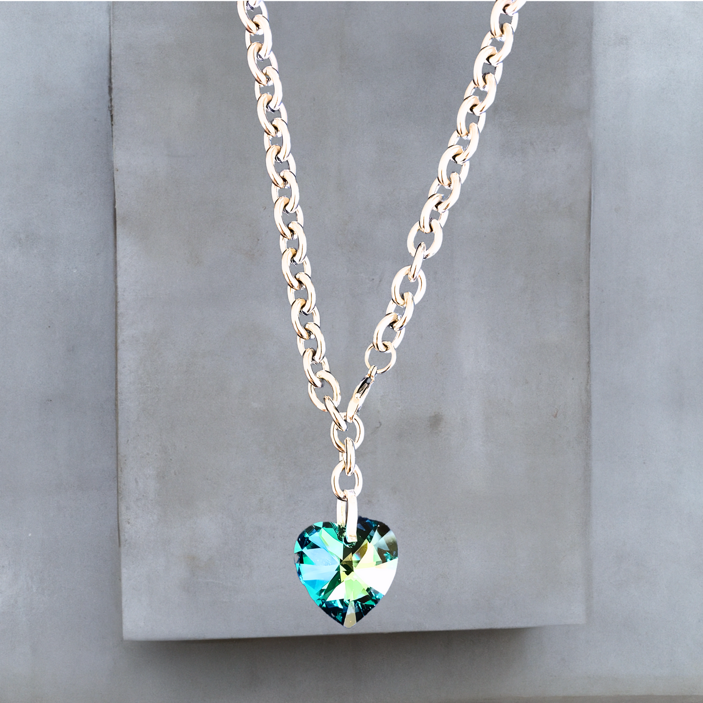 Titanic Halskette aus Edelstahl mit 9mm breiten silberfarben Kettengliedern. Als Anhänger ein 28mm großes blaues Kristallherz gefertigt in Österreich. Die Kette ist mit einem Karabiner vorne zu schließen und kann normal oder als Y-Kette getragen werden. Edelstahlschmuck von Hug the Lioness aus Österreich.
