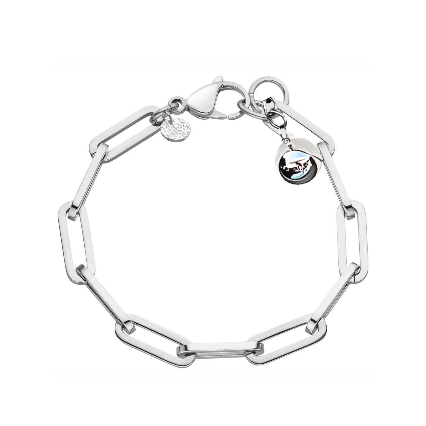 Exklusive silberfarbene Armkette aus Edelstahl mit weiten Kettengliedern. An einem Ende der Armkette ist eine glänzende silberne Kugel aus Sterlingsilber angebracht. Neben dem großen Karabinerverschluss ist ein kleines gehämmertes Silberplättchen angebracht. Edelstahlschmuck von Hug the Lioness aus Österreich.