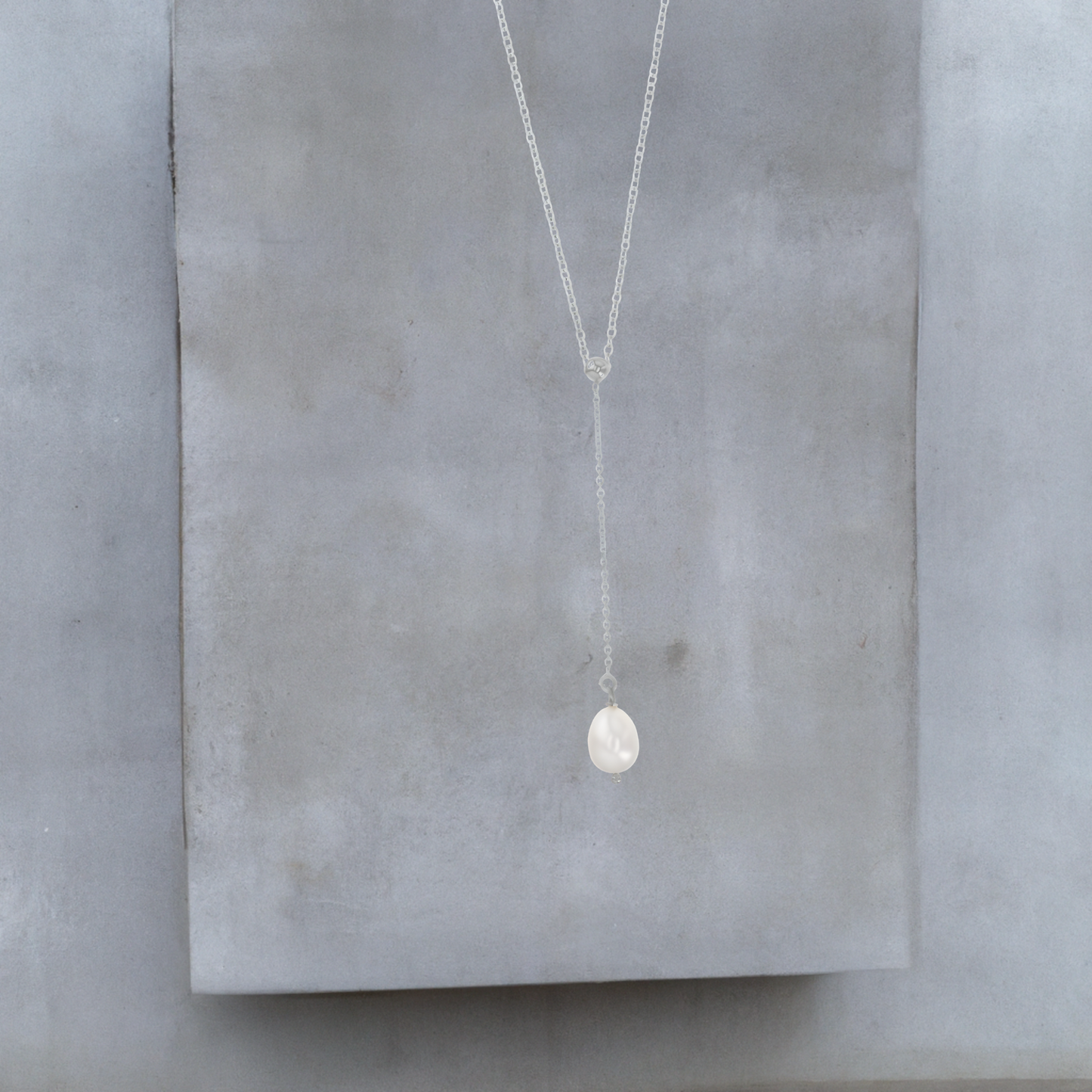 Sehr feine Y-Kette aus Sterlingsilber 42 cm mit Verlängerungskette. Die Halskette ist Silberschmuck der Marke Hug the Lioness aus Österreich. Anhänger ist eine 9mm Süsswasserperle. Die Kette hat einen Federringverschluss.