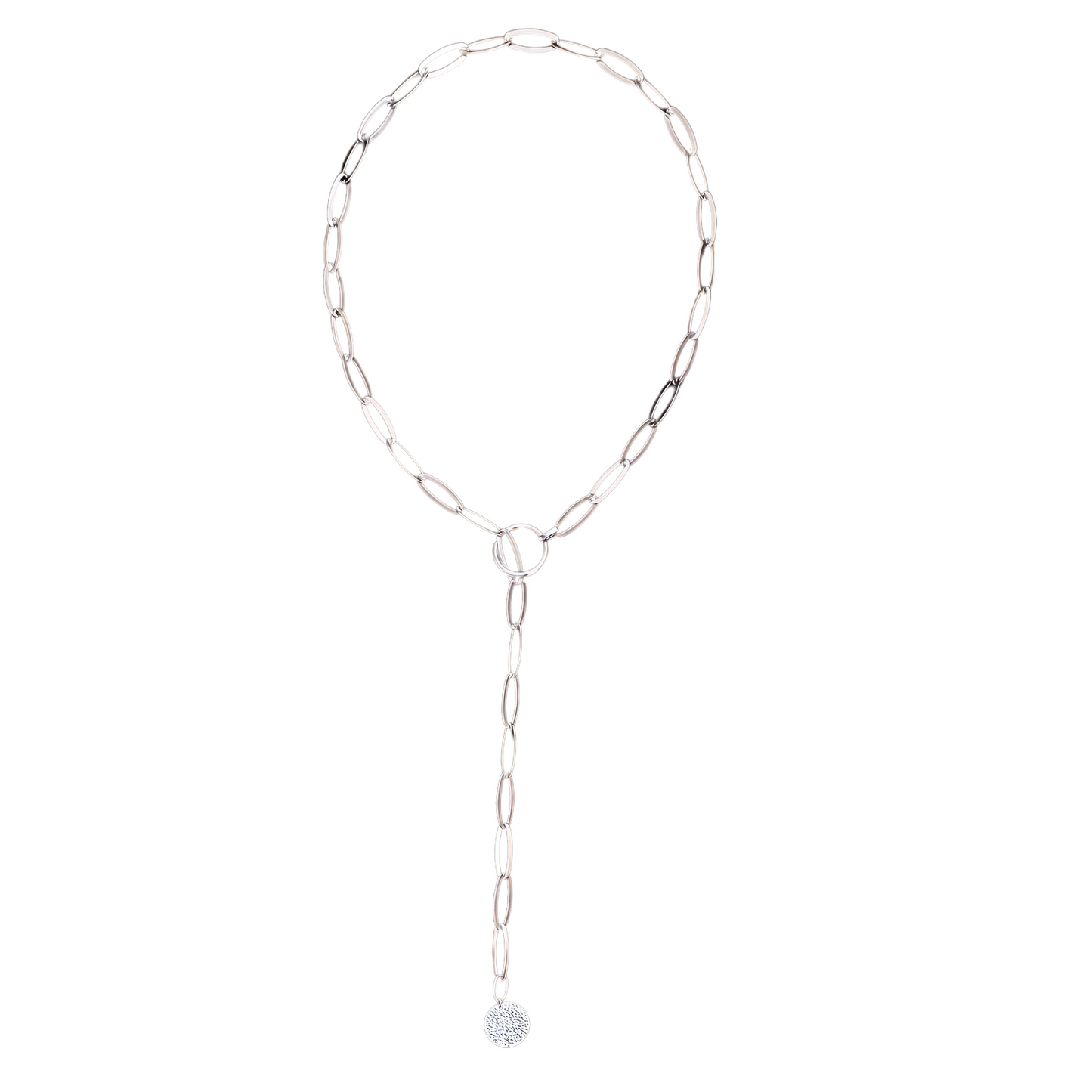 Lange Lassokette Lariat Style aus silberfarbenem Edelstahl von Hug the Lioness Schmuck aus Österreich. Das Kettenende mit dem gehämmerten Silberanhänger wird einfach durch den angebrachten Ring gezogen. Die Halskette ist 80cm lang und hat 7mm breite längliche Kettenglieder.