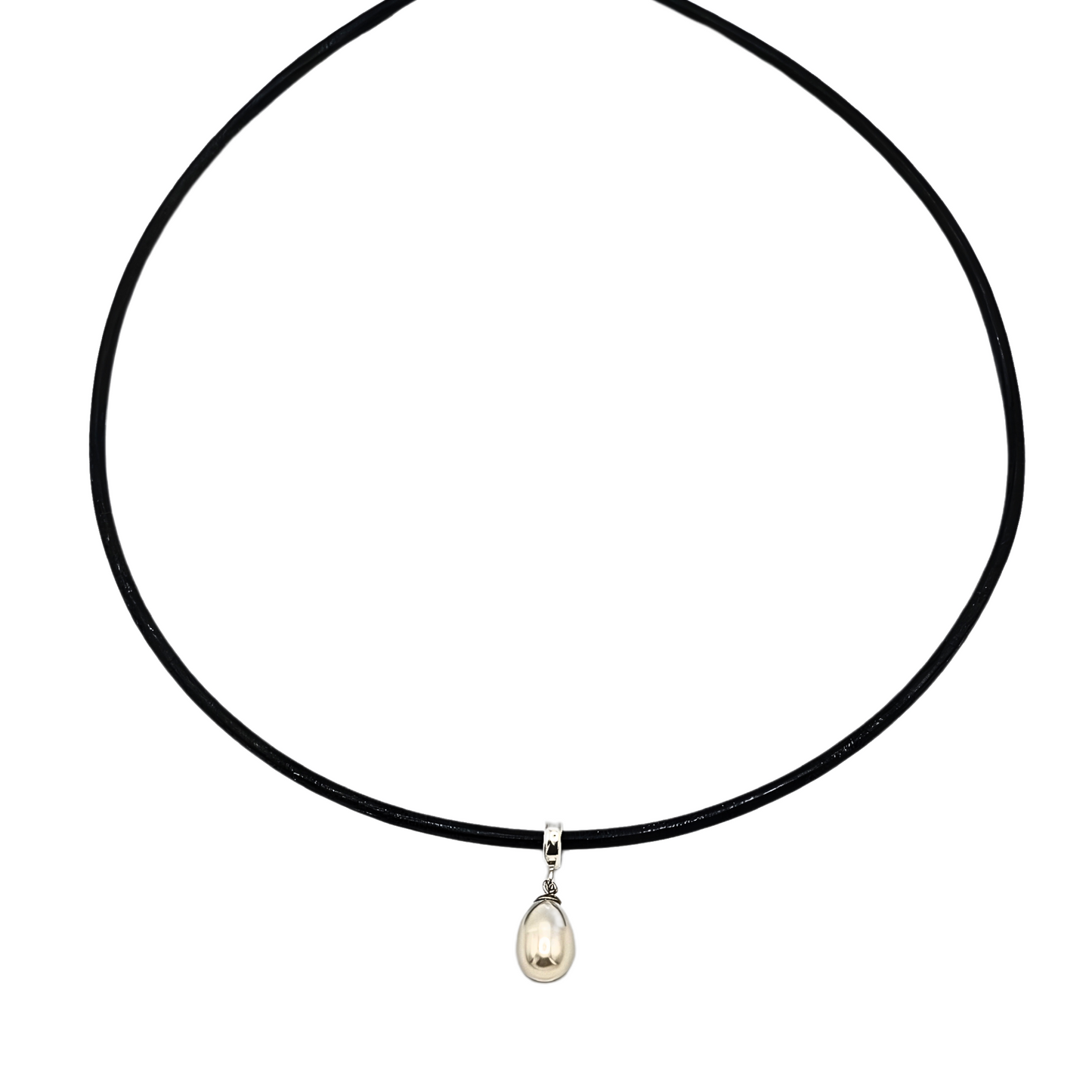 Schwarze 45cm Lederkette, rund, mit einer weißen Süsswasserperle als Anhänger. Die längliche Perle ist 9*11 mm gross und mit einem Anhängerring aus Silber an der Lederkette angebracht. Die Kette hat einen Karabinerverschluss. Der Hintergrund der Kette ist weiss.