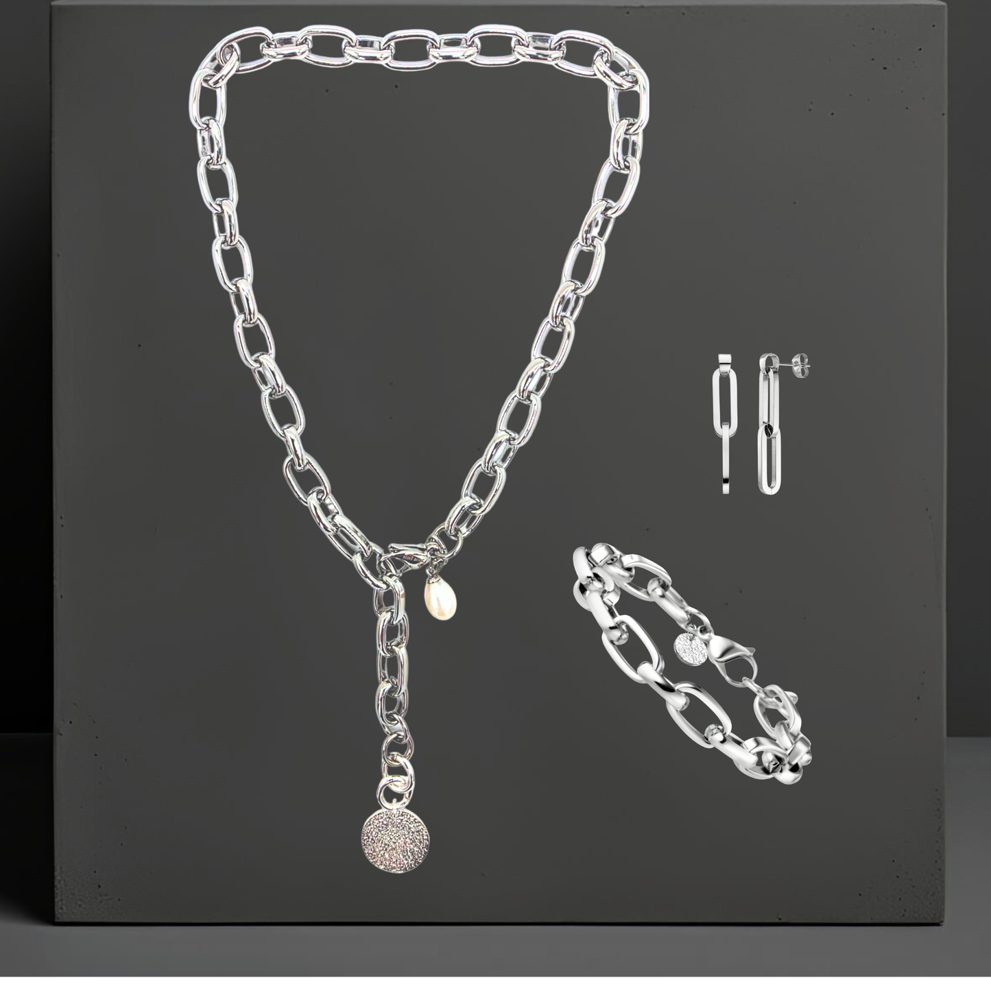 Eleganter und stylisher Statementschmuck für Damen, breite Y-Halskette, Armband und Ohrstecker ausvEdelstahl in der Farbe silber. Von der österreichischen Schmuckmarke Hug the Lioness in Wattens, Tirol.