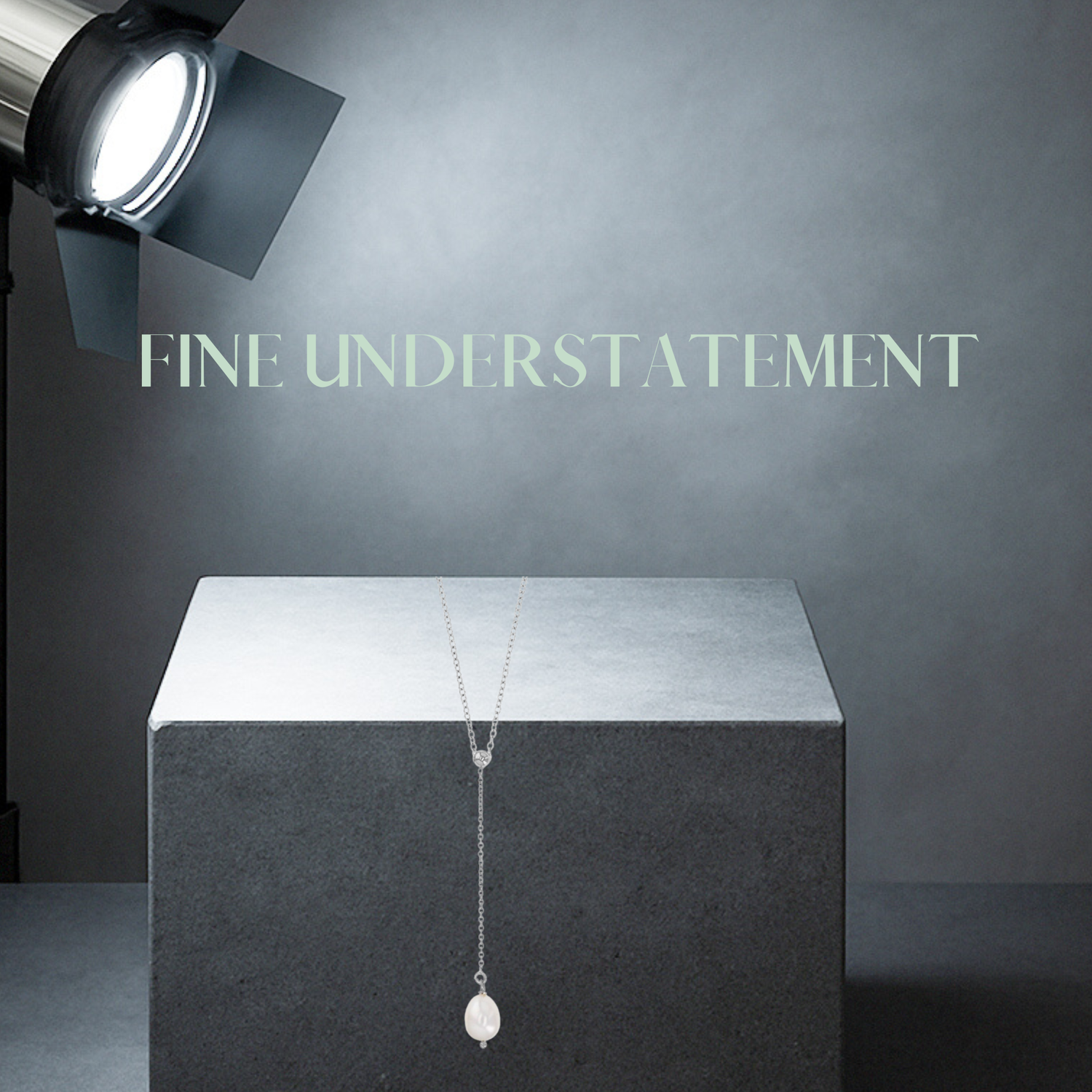 Feine, zarte Halsketten aus Silber mit eleganten Details wie Anhängern oder Perlen. Von Hug the Lioness Schmuck aus Österreich.