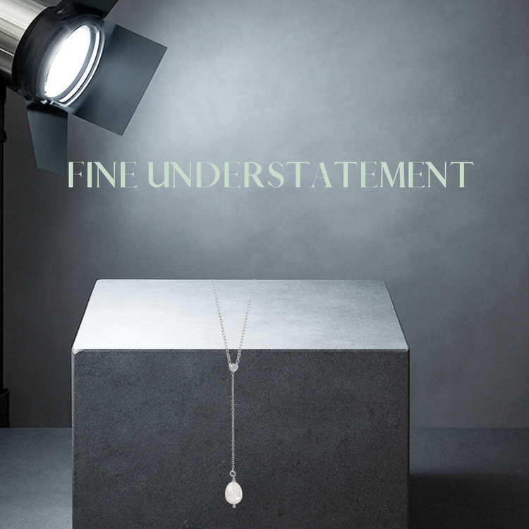 Feine, zarte Halsketten aus Silber mit eleganten Details wie Anhängern oder Perlen. Von Hug the Lioness Schmuck aus Österreich.