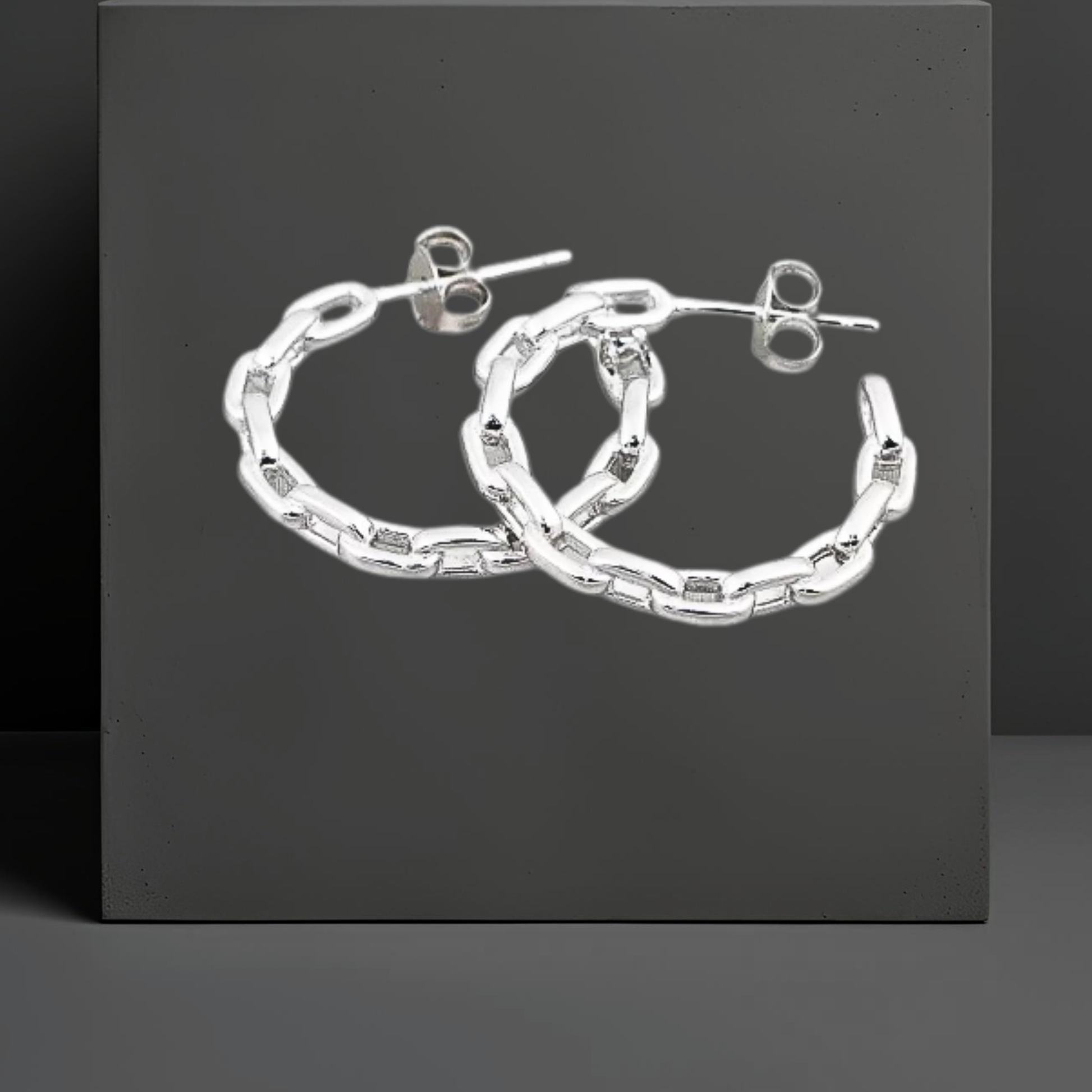 Die feingliedrigen und leichten Creolen mit Steckverschluss sind aus Sterlingsilber, rhodiniert und anlaufgeschützt. Ohrschmuck der Marke Hug the Lioness aus Österreich. Die Creolen haben das Muster einer Ankerkette und die Maße 23mmx3mm.