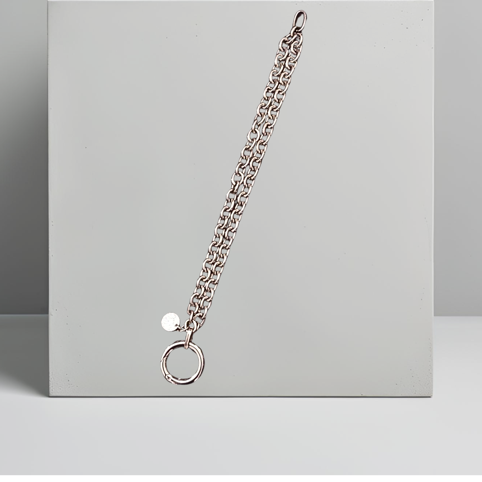 Doppelt verarbeitete Chunky Chain Armkette für Frauen von Hug the Lioness. Handgefertigt in Wattens, Österreich aus dunklerem Edelstahl mit einem Ringverschluss. Neben dem Verschluss ist ein kleines Plättchen aus gehämmerten Sterlingsilber angebracht.