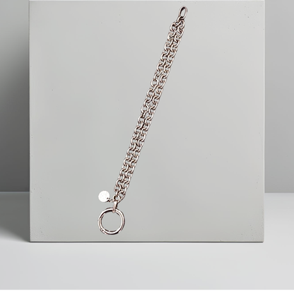 Doppelt verarbeitete Chunky Chain Armkette für Frauen von Hug the Lioness. Handgefertigt in Wattens, Österreich aus dunklerem Edelstahl mit einem Ringverschluss. Neben dem Verschluss ist ein kleines Plättchen aus gehämmerten Sterlingsilber angebracht.