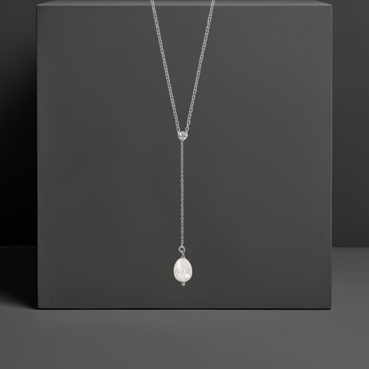 Sehr feine Y-Kette aus  925 Sterlingsilber 42 cm mit einer 9mm Süsswasserperle. Die Halskette ist Silberschmuck der Marke Hug the Lioness aus Österreich.  Die Kette hat einen Federringverschluss.