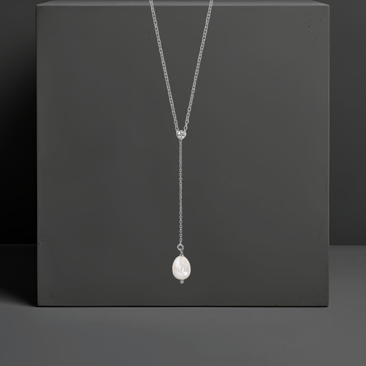 Sehr feine Y-Kette aus  925 Sterlingsilber 42 cm mit einer 9mm Süsswasserperle. Die Halskette ist Silberschmuck der Marke Hug the Lioness aus Österreich.  Die Kette hat einen Federringverschluss.