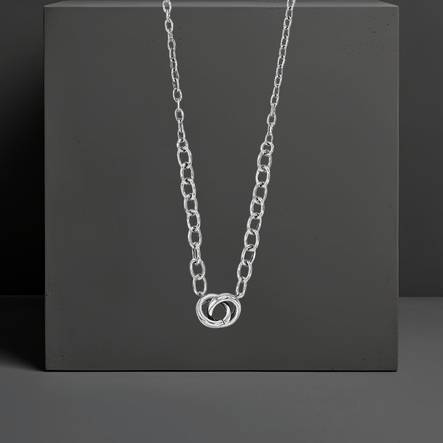 Kurze feine Silberkette 40cm aus platiniertem Sterlingsilber und Verlängerungskette mit 9mm kleinen verschlungenen Ringen an der Vorderseite. Die Halskette ist von der Schmuckmarke Hug the Lioness. Der vordere Teil der Halskette hat 5mm große Kettenglieder, der hintere Teil hat 2mm kleine Kettenglieder.