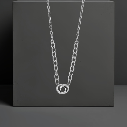 Kurze feine Silberkette 40cm aus platiniertem Sterlingsilber und Verlängerungskette mit 9mm kleinen verschlungenen Ringen an der Vorderseite. Die Halskette ist von der Schmuckmarke Hug the Lioness. Der vordere Teil der Halskette hat 5mm große Kettenglieder, der hintere Teil hat 2mm kleine Kettenglieder.