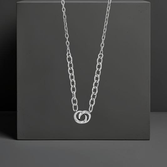 Kurze feine Silberkette 40cm aus platiniertem Sterlingsilber und Verlängerungskette mit 9mm kleinen verschlungenen Ringen an der Vorderseite. Die Halskette ist von der Schmuckmarke Hug the Lioness. Der vordere Teil der Halskette hat 5mm große Kettenglieder, der hintere Teil hat 2mm kleine Kettenglieder.