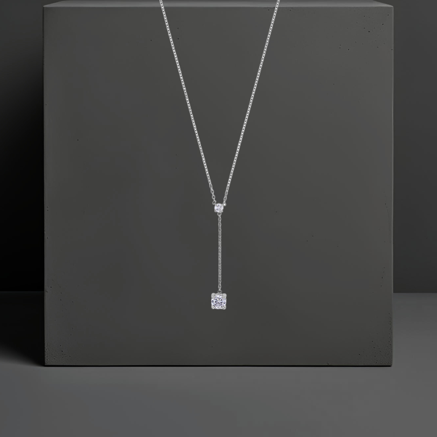 Feine zierliche Y-Halskette echt Silber mit zwei kleinen weißen Zirkonen. Von der Schmuckmarke Hug the Lioness aus Wattens, Österreich. 