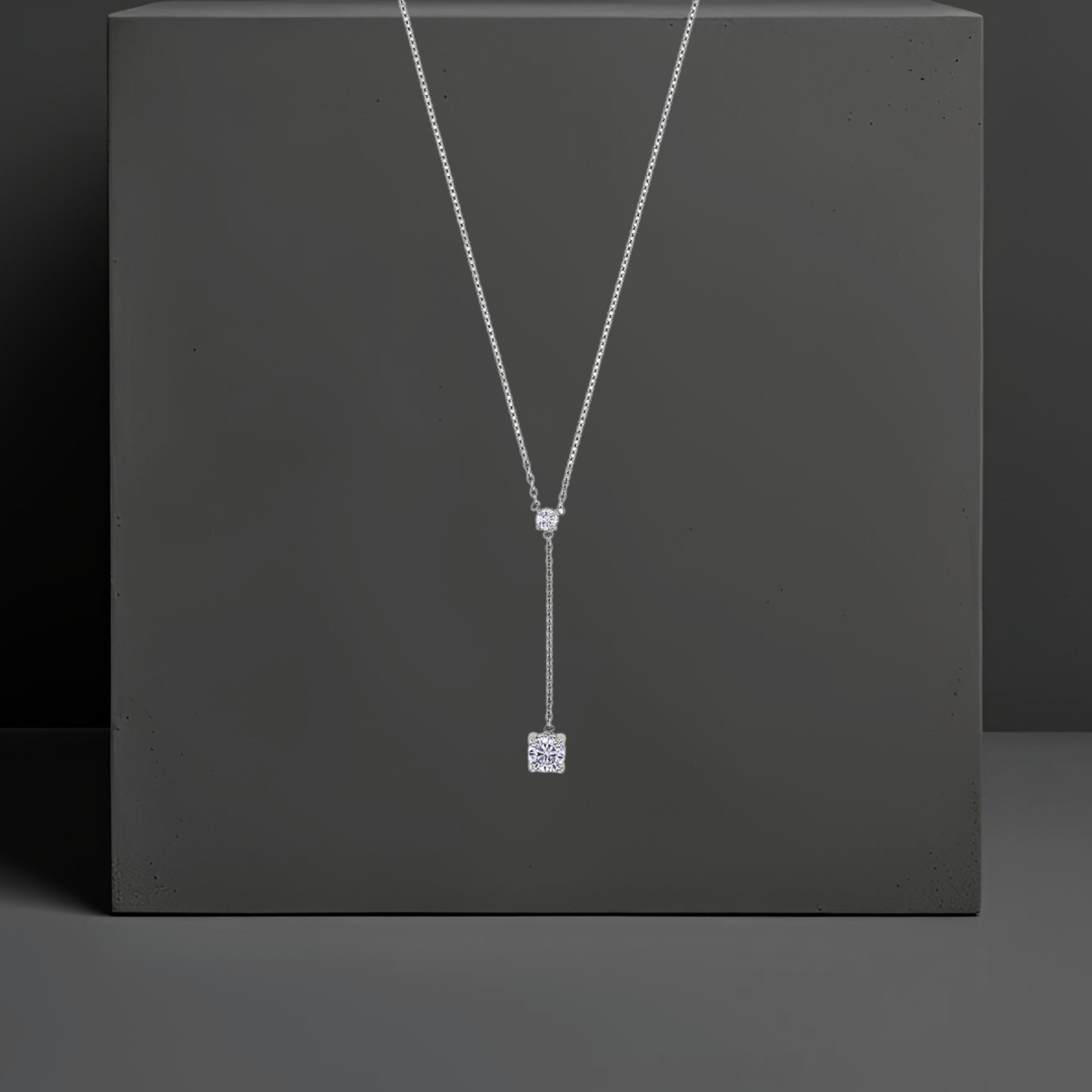 Feine zierliche Y-Halskette echt Silber mit zwei kleinen weißen Zirkonen. Von der Schmuckmarke Hug the Lioness aus Wattens, Österreich. 