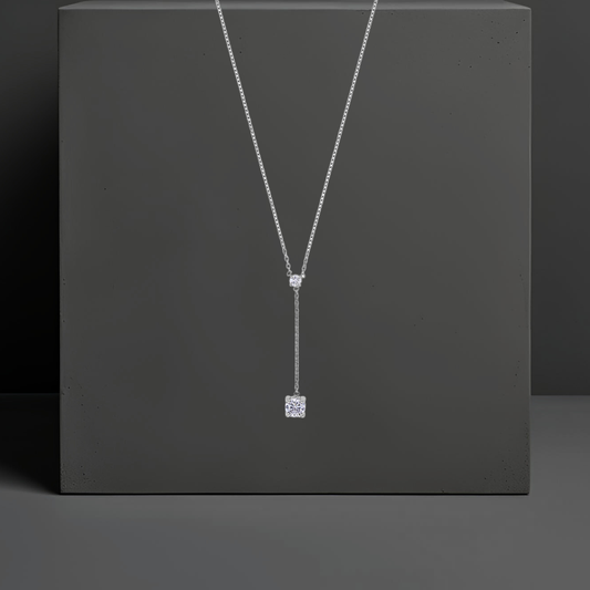 Feine zierliche Y-Halskette echt Silber mit zwei kleinen weißen Zirkonen. Von der Schmuckmarke Hug the Lioness aus Wattens, Österreich. 