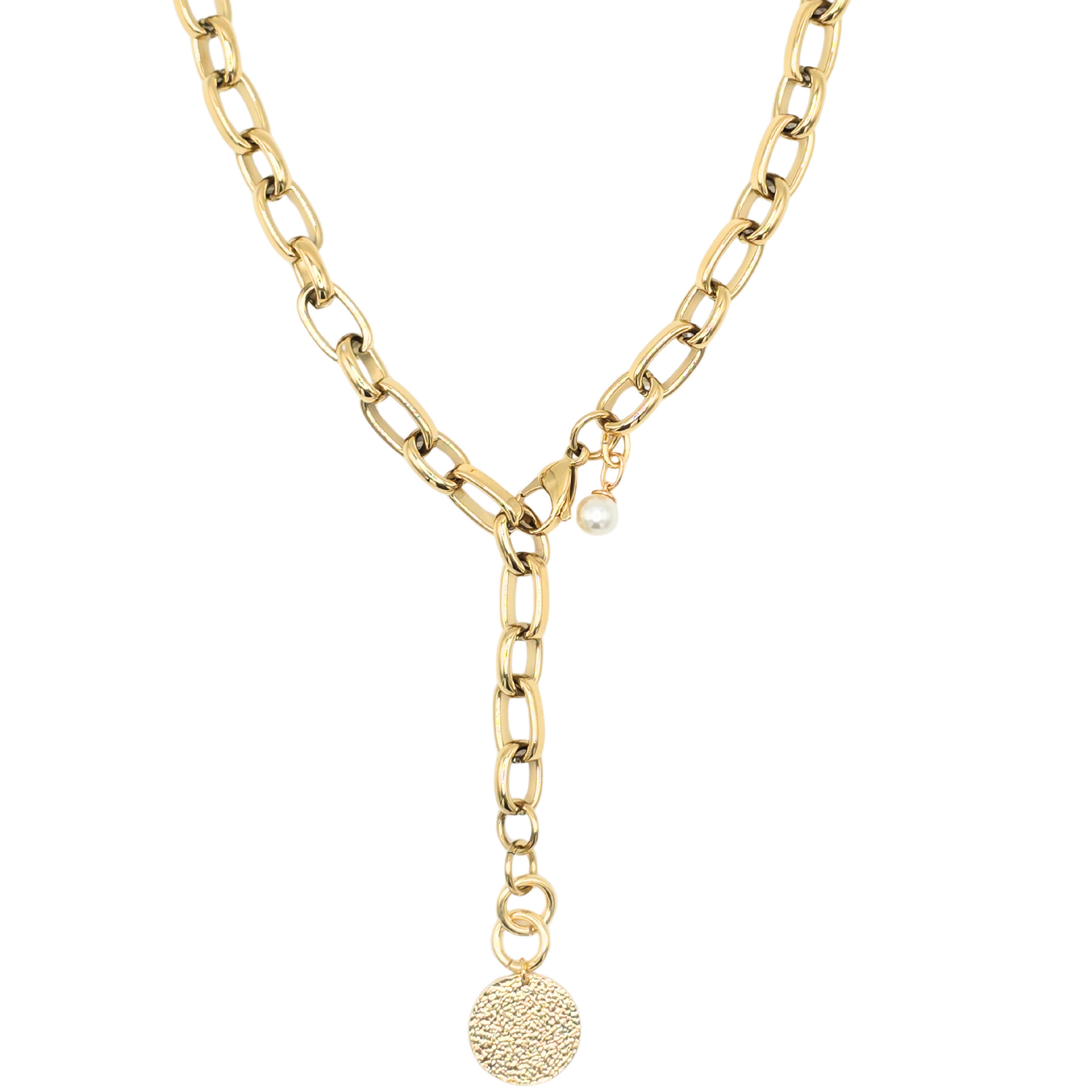 Exklusive trendige goldfarbene Y-Halskette 47cm aus PVD beschichtetem Edelstahl. Die Kettenglieder sind breit und glänzend. Die Halskette hat einen vergoldeten 20mm Anhänger aus gehämmerten Sterlingsilber in Form einer Münze. Die 9mm breite Kette hat einen Karabinerverschluss der vorne flexibel zu schließen ist. Neben dem Karabiner ist eine 8mm Perle befestigt. Edelstahlschmucke von der Schmuckmarke Hug the Lioness aus Österreich. 