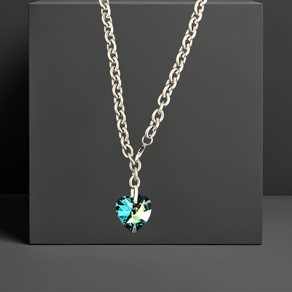 Titanic Halskette aus Edelstahl mit blauem Kristallherz. Die Kette hat 9mm breiten silberfarben Kettenglieder. Als Anhänger ein 28mm großes blaues Kristallherz gefertigt in Österreich. Die Kette ist mit einem Karabiner vorne zu schließen und kann normal oder als Y-Kette getragen werden. Edelstahlschmuck von Hug the Lioness aus Österreich.