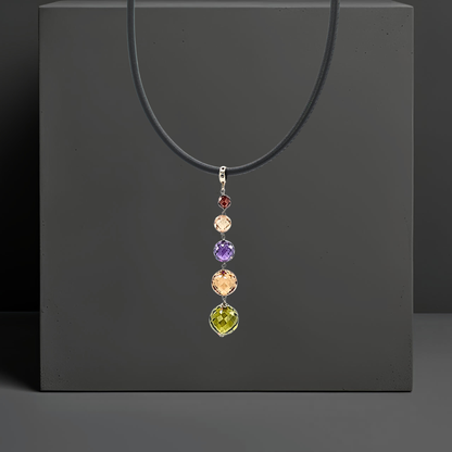 Set mit bunten Zirkonen handgefertigt:  Lederkette und Ohrclipsen mit Anhänger aus farbigen Zirkonen. Anhänger und Ohrringe sind 75mm lang und bestehen jeweils aus 5 leuchtenden, facettierten Zirkonkugeln in grün, goldgelb, violett, rose und rot    in abgestufter Größe. Der Schmuck ist von der Marke Hug the Lioness.