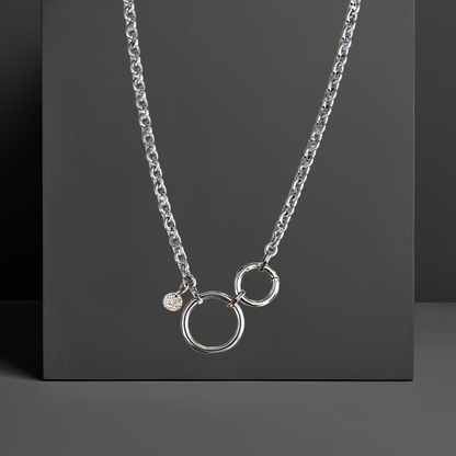 Topmodische Statement Edelstahl Halskette für Frauen. Handgefertigt von Hug the Lioness Silber und Edelstahlschmuck in Wattens, Österreich. Die Kette ist vorne mit dem Ringverschluss zu verschließen. Als Detail ist ein 10mm gehämmertes Plättchen aus Sterlingsilber angebracht. Die Kette ist 6mm breit und 65cm lang mit einem 32mm großen Ring aus Edelstahl und einem 24mm Ringverschluss.