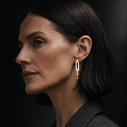 Topmodische antiallergene Ohrstecker aus Edelstahl in der Farbe bicolor silber/gold. Die Ohrhänger sind 37mm lang und PVD beschichtet. Edelstahlschmuck aus Wattens, Tirol von Hug the Lioness.
