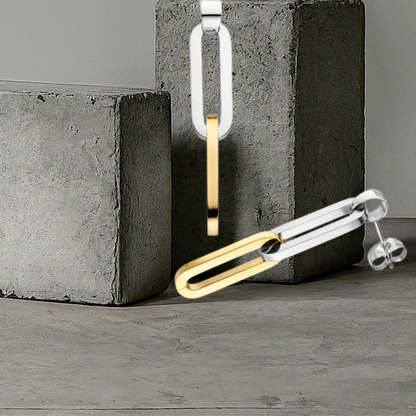 Topmodische antiallergene Ohrstecker aus Edelstahl in der Farbe silber/gold. Die Ohrhänger sind 37mm lang und PVD beschichtet. Edelstahlschmuck aus Wattens, Tirol von Hug the Lioness.