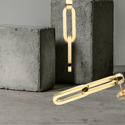 Topmodische antiallergene Ohrstecker aus Edelstahl in der Farbe gold. Die Ohrhänger sind 37mm lang und PVD beschichtet. Edelstahlschmuck aus Wattens, Tirol von Hug the Lioness.
