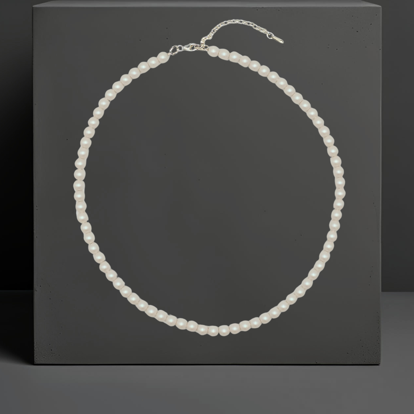 Perlenkette aus Kristallperlen weiss,  48cm+ 5cm Verlängerung; Verlängerungskette und Karabinerverschluss 925 Sterlingsilber. Von Hug the Lioness, Österreich.