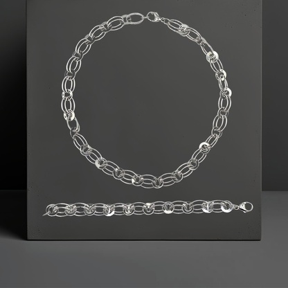 Edles Set aus kurzer Halskette und Armkette aus 925 Sterlingsilber mit breiten, zierlichen Glieder. Kette und Armband sind rhodiniert und anlaufgeschützt. Silberschmuck von Hug the Lioness aus Österreich.  Kette und Armband sind rhodiniert und anlaufgeschützt. Silberschmuck von Hug the Lioness aus Tirol, Österreich.