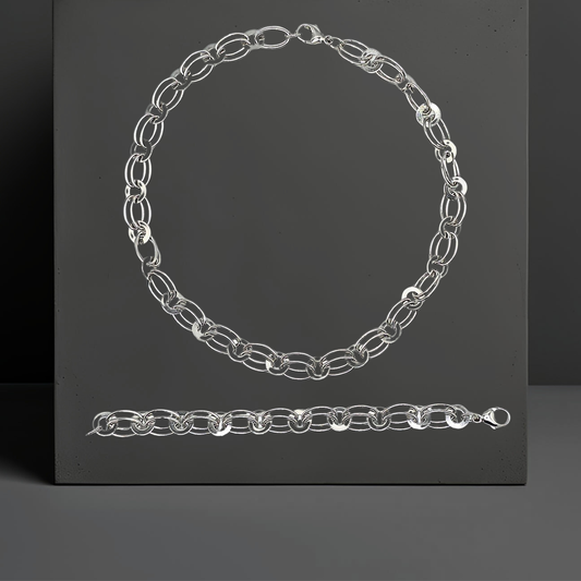 Edles Set aus kurzer Halskette und Armkette aus 925 Sterlingsilber mit breiten, zierlichen Glieder. Kette und Armband sind rhodiniert und anlaufgeschützt. Silberschmuck von Hug the Lioness aus Österreich.  Kette und Armband sind rhodiniert und anlaufgeschützt. Silberschmuck von Hug the Lioness aus Tirol, Österreich.