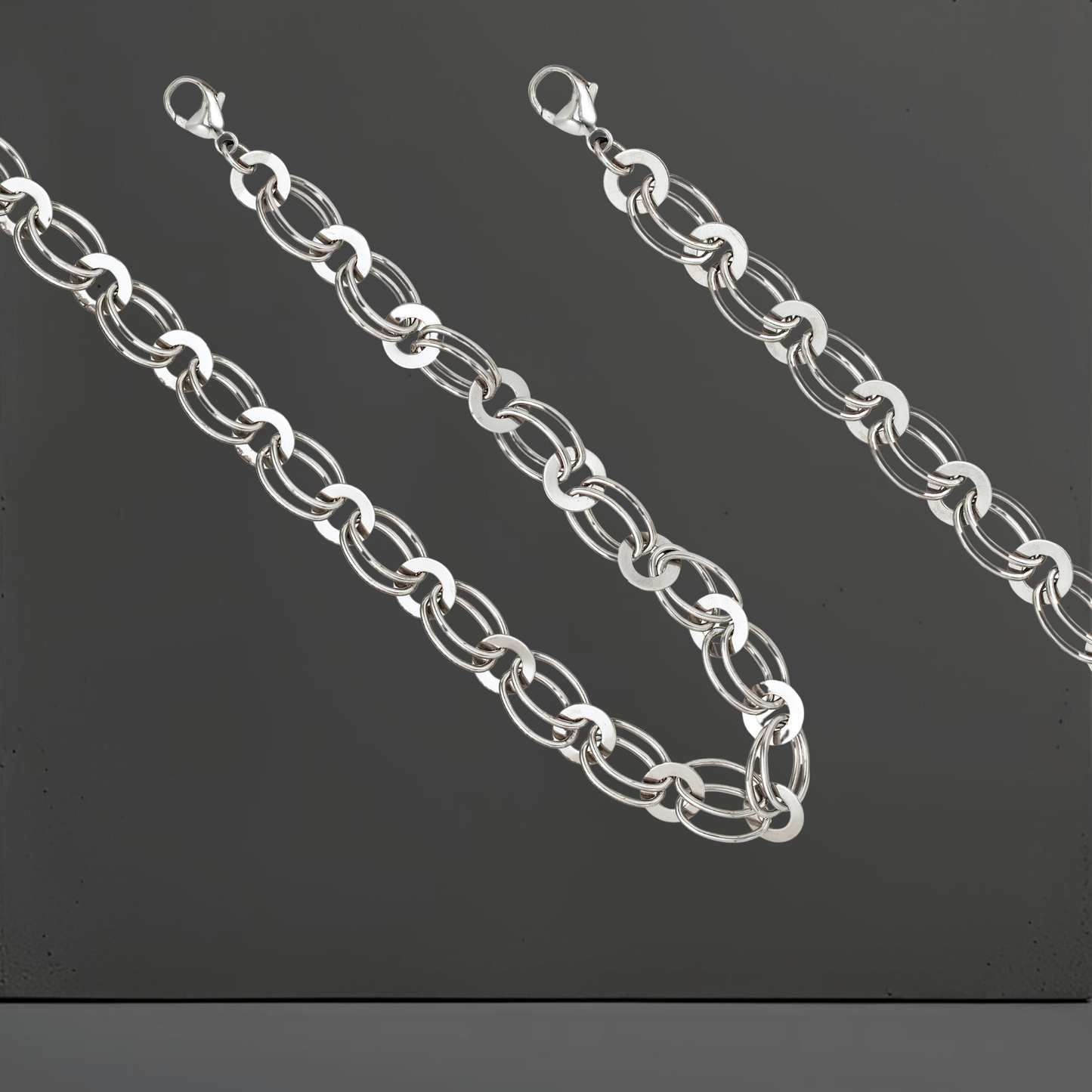 Edles Set aus kurzer Halskette und Armkette aus 925 Sterlingsilber mit breiten, zierlichen Glieder. Kette und Armband sind rhodiniert und anlaufgeschützt. Silberschmuck von Hug the Lioness aus Österreich.  Kette und Armband sind rhodiniert und anlaufgeschützt. Silberschmuck von Hug the Lioness aus Tirol, Österreich.