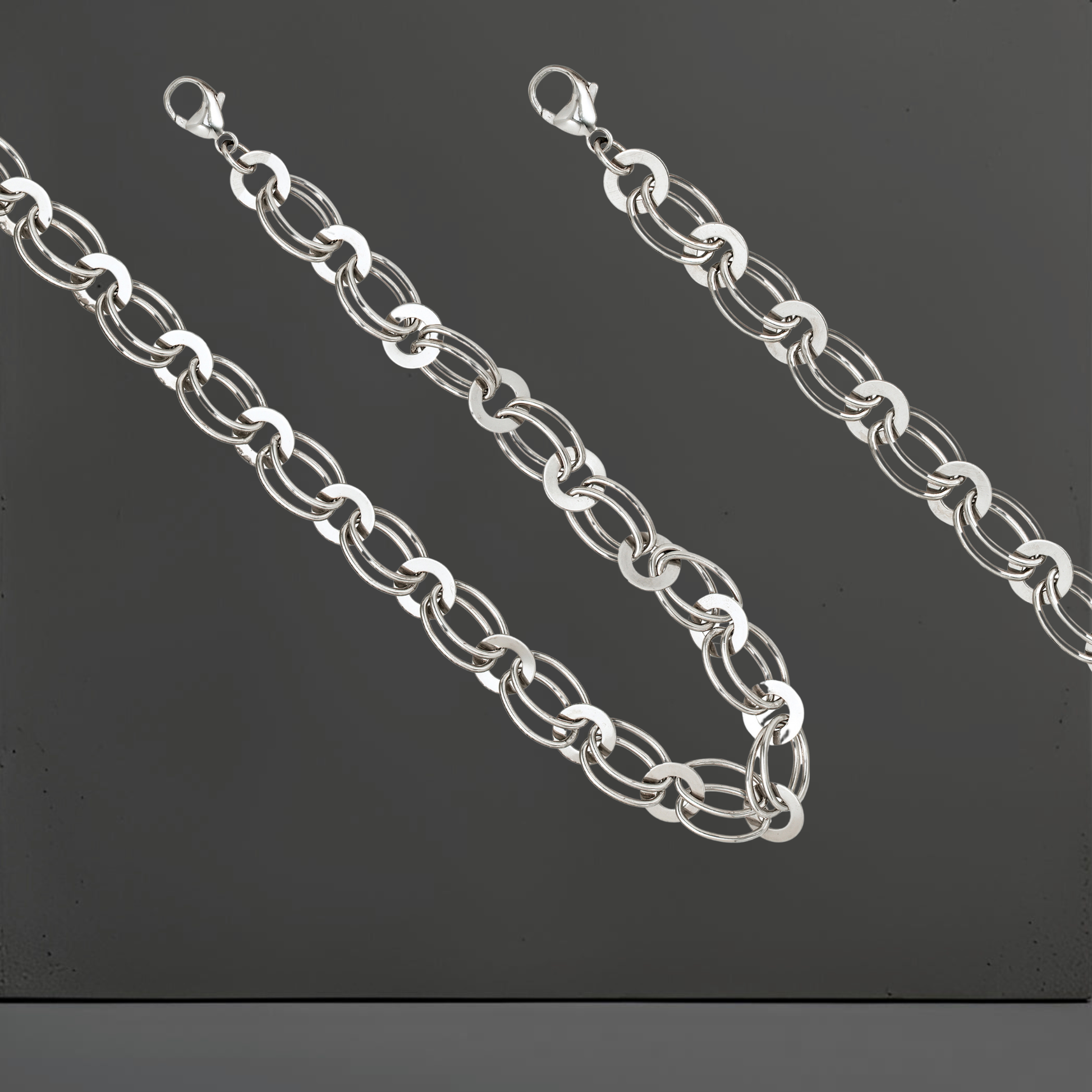 Edles Set aus kurzer Halskette und Armkette aus 925 Sterlingsilber mit breiten, zierlichen Glieder. Kette und Armband sind rhodiniert und anlaufgeschützt. Silberschmuck von Hug the Lioness aus Österreich.  Kette und Armband sind rhodiniert und anlaufgeschützt. Silberschmuck von Hug the Lioness aus Tirol, Österreich.