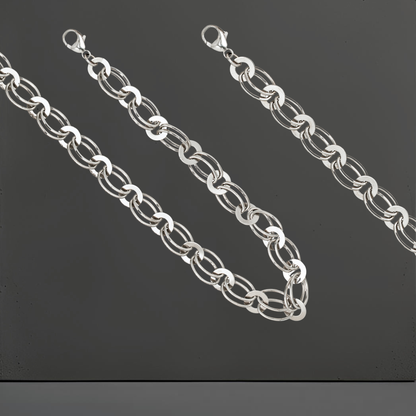 Edles Set aus kurzer Halskette und Armkette aus 925 Sterlingsilber mit breiten, zierlichen Glieder. Kette und Armband sind rhodiniert und anlaufgeschützt. Silberschmuck von Hug the Lioness aus Österreich.  Kette und Armband sind rhodiniert und anlaufgeschützt. Silberschmuck von Hug the Lioness aus Tirol, Österreich.