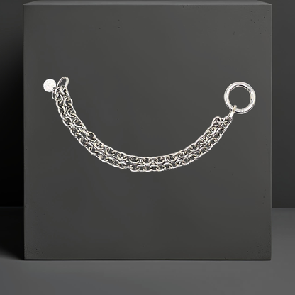 Doppelt verarbeitete Chunky Chain Armkette für Frauen von Hug the Lioness. Handgefertigt in Wattens, Österreich aus dunklerem Edelstahl mit einem Ringverschluss. Neben dem Verschluss ist ein kleines Plättchen aus gehämmerten Sterlingsilber angebracht.