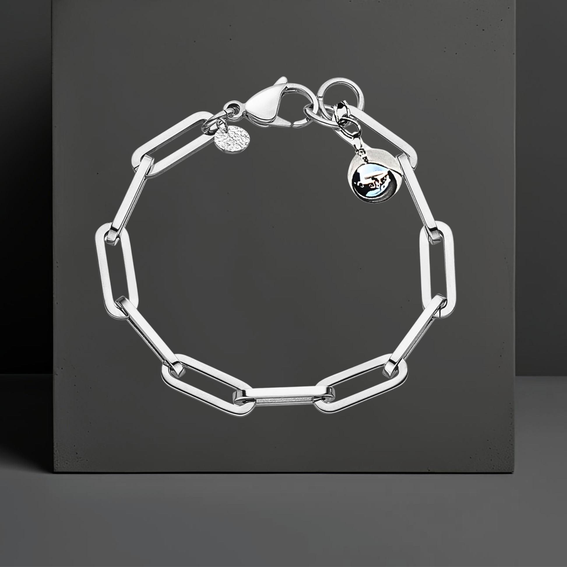 Exklusive Armkette aus silbernem Edelstahl von Hug the Lioness Edelstahlschmuck aus Österreich. Als Anhänger eine glatte Kugel aus echt Silber. Das Armband hat breite Kettenglieder und einen Karabinerverschluss. 