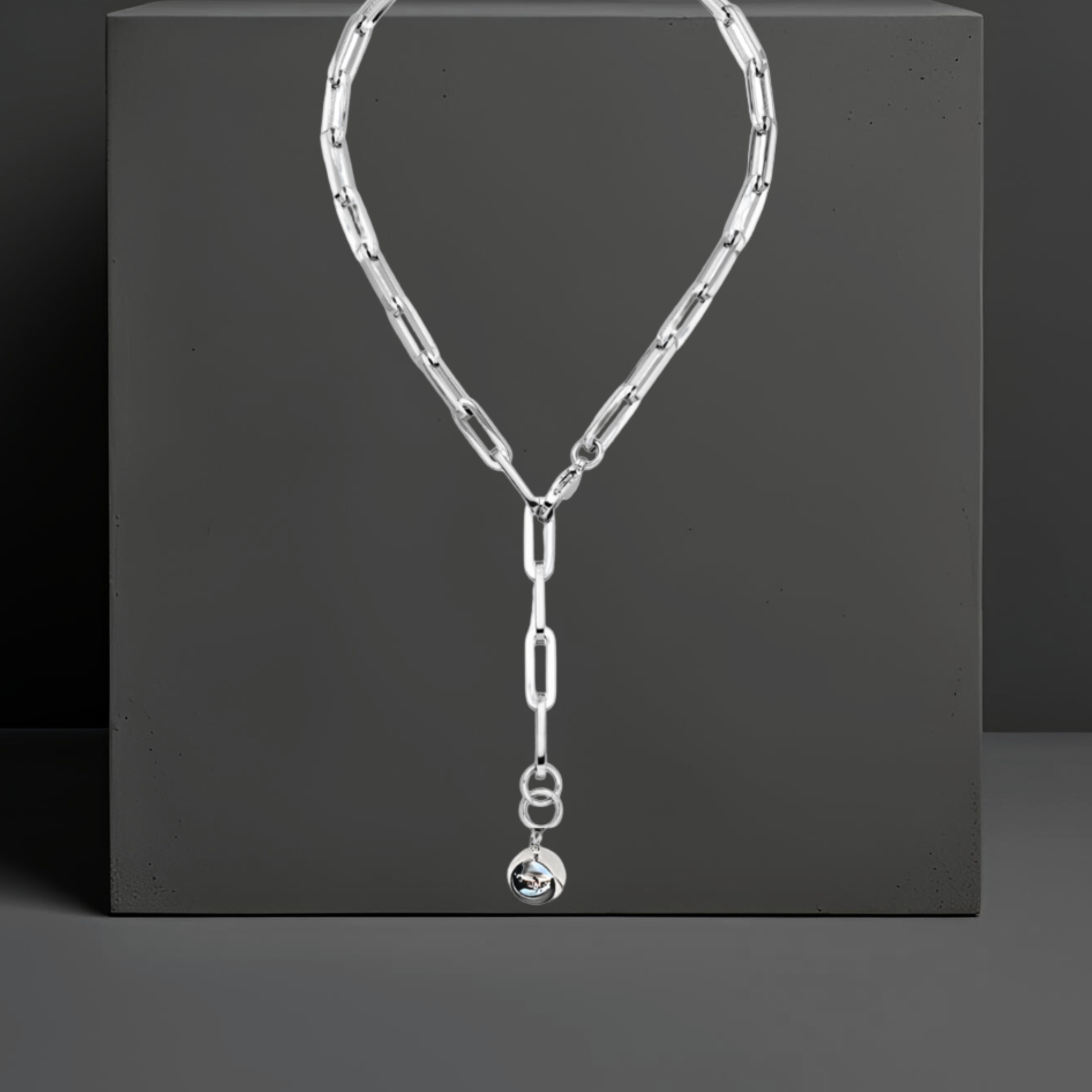 Klassisch moderne Y-Halskette aus Edelstahl mit breiten Kettengliedern in 55cm. Am Ende der Kette ist eine glänzende glatte Kugel von 20mm als Anhänger angebracht. Der Karabinerverschluss ist vorne flexibel zu schließen. Handgefertigt von Hug the Lioness Schmuck aus Wattens, Österreich. 