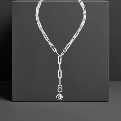 Klassisch moderne Y-Halskette aus Edelstahl mit breiten Kettengliedern in 55cm. Am Ende der Kette ist eine glänzende glatte Kugel von 20mm als Anhänger angebracht. Der Karabinerverschluss ist vorne flexibel zu schließen. Handgefertigt von Hug the Lioness Schmuck aus Wattens, Österreich. 