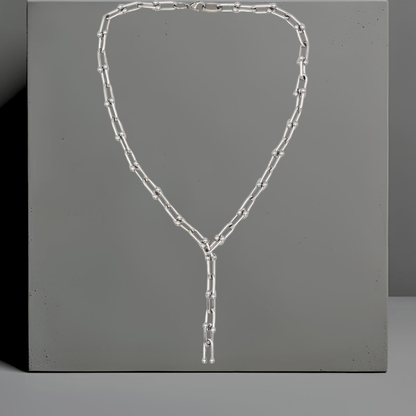Y-Kette aus Hufeisen-Kettengliedern mit kleinen Kugeldetails. Edelstahl in minimalistischem Design. Die Kette hat ein klares puristisches Design. Länge 43cm mit Y-Anhängerteil.