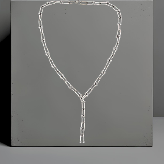Y-Kette aus Hufeisen-Kettengliedern mit kleinen Kugeldetails. Edelstahl in minimalistischem Design. Die Kette hat ein klares puristisches Design. Länge 43cm mit Y-Anhängerteil.