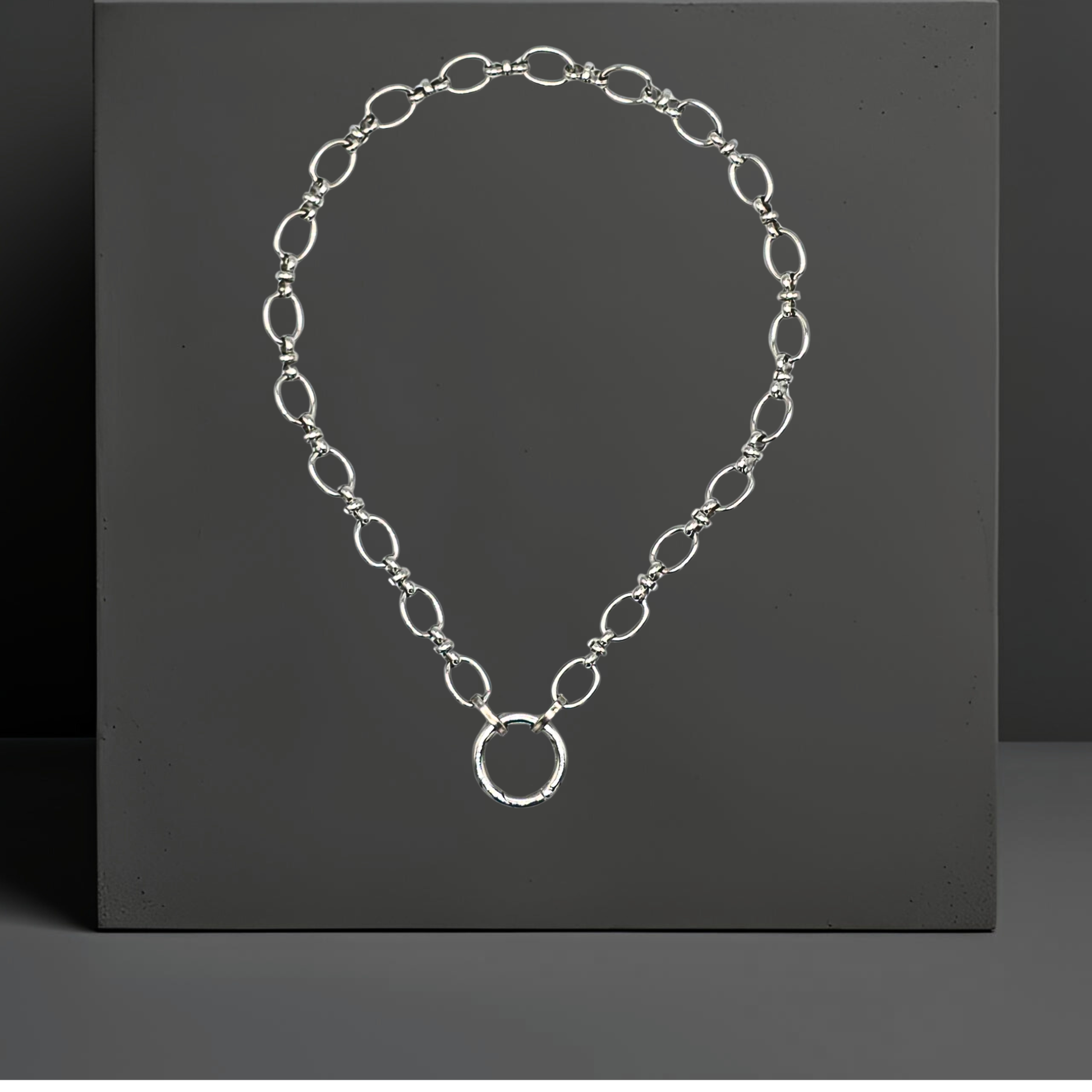 Variokette Star ohne Anhänger. Der lange Anhänger kann abgenommen werden und die Kette mit dem Ringverschluss als kurzes Collier getragen werden. Die Halskette ist von der Schmuckmarke Hug the Lioness aus Österreich.