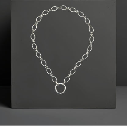 Variokette Star ohne Anhänger. Der lange Anhänger kann abgenommen werden und die Kette mit dem Ringverschluss als kurzes Collier getragen werden. Die Halskette ist von der Schmuckmarke Hug the Lioness aus Österreich.