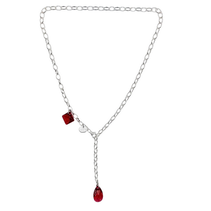 Trendige Y-Kette, Kristallkette mit 2 roten Kristallen aus 925 Sterlingsilber. Der Stil ist modern und elegant. Die Kette ist vorne zu schließen und die Länge ist variabel. Die Silberkette ist 50cm lang, am Ende ist ein roter Kristalltropfen angebracht, an der Seite ein viereckiger roter Kristall und ein gehämmertes Silberplättchen. 