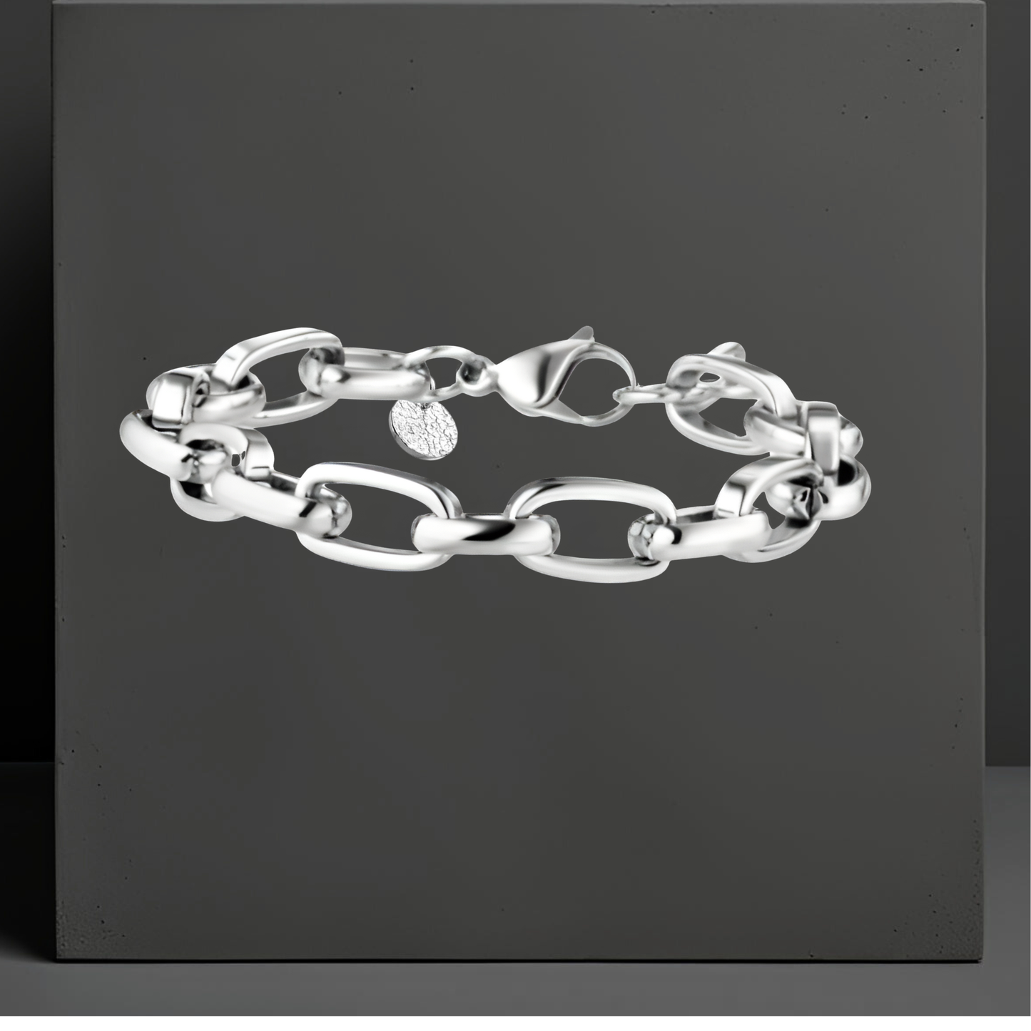 Exklusive breite Gliederarmkette für Damen, Edelstahl in der Farbe silber. Eleganter Statementschmuck von der österreichischen Schmuckmarke Hug the Lioness in Wattens, Tirol.