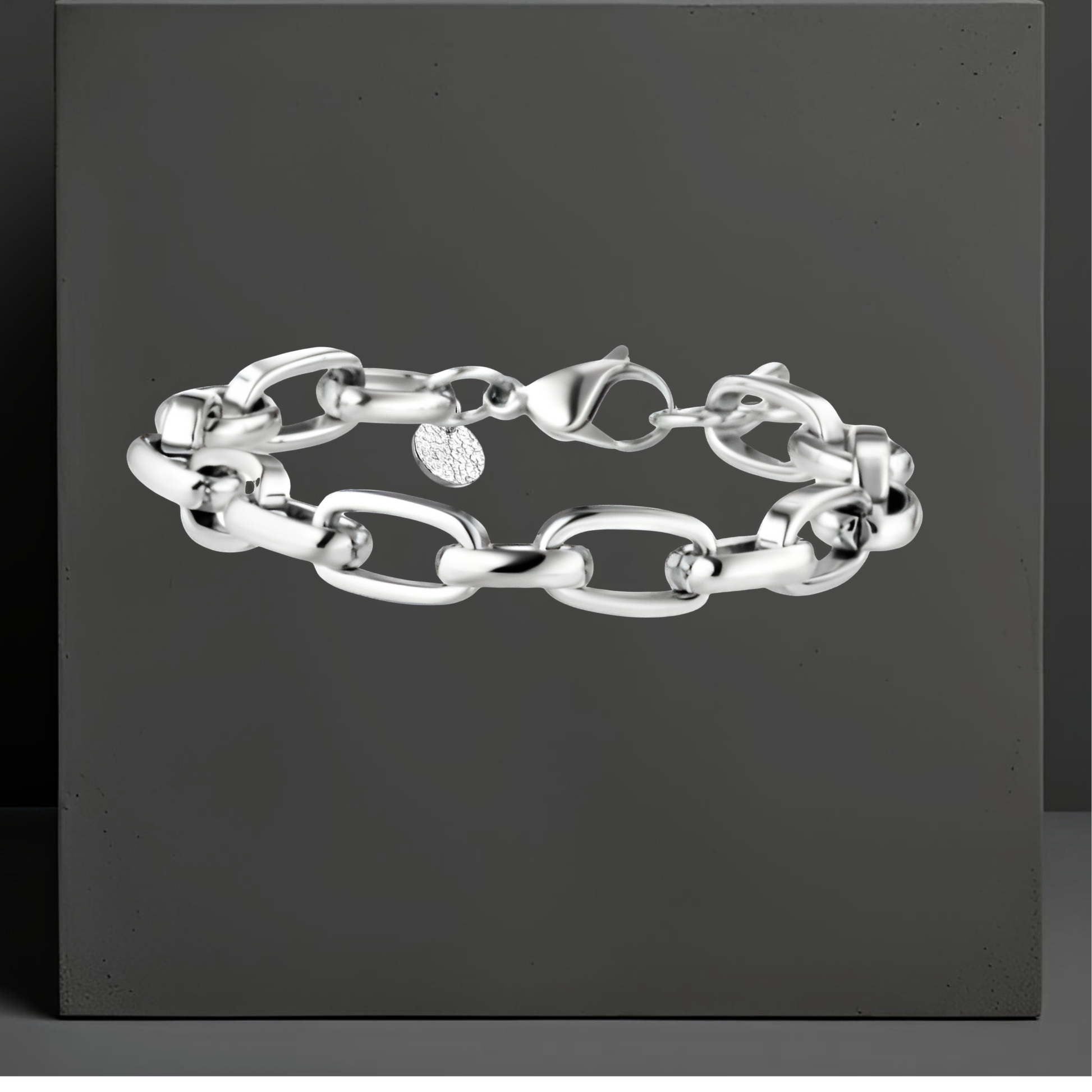 Exklusive breite Gliederarmkette für Damen, Edelstahl in der Farbe silber. Eleganter Statementschmuck von der österreichischen Schmuckmarke Hug the Lioness in Wattens, Tirol.