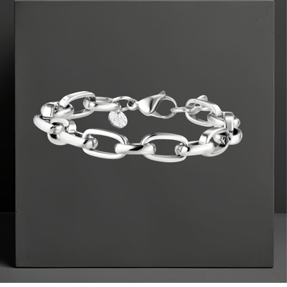 Exklusive breite Gliederarmkette für Damen, Edelstahl in der Farbe silber. Eleganter Statementschmuck von der österreichischen Schmuckmarke Hug the Lioness in Wattens, Tirol.