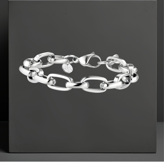 Exklusive breite Gliederarmkette für Damen, Edelstahl in der Farbe silber. Eleganter Statementschmuck von der österreichischen Schmuckmarke Hug the Lioness in Wattens, Tirol.