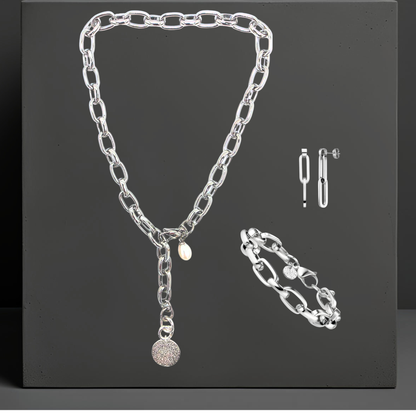 Eleganter und stylisher Statementschmuck für Damen, breite Y-Halskette, Armband und Ohrstecker ausvEdelstahl in der Farbe silber. Von der österreichischen Schmuckmarke Hug the Lioness in Wattens, Tirol.