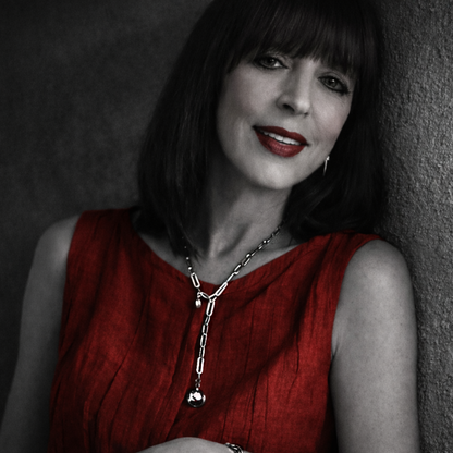 Moderne handgefertigte Y-Halskette aus Edelstahl. Am Ende der Kette ist eine glänzende glatte Kugel aus Sterlingsilber als Anhänger angebracht. Der Karabinerverschluss ist vorne flexibel zu schließen. Die Kette ist 55cm lang und 7mm breit. Hug the Lioness Edelstahlschmuck aus Österreich. 